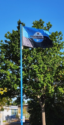 blauer Fahnenmast Fahne SCP Paderborn