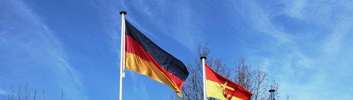 Fahnen Deutschland und Paderborn im Garten
