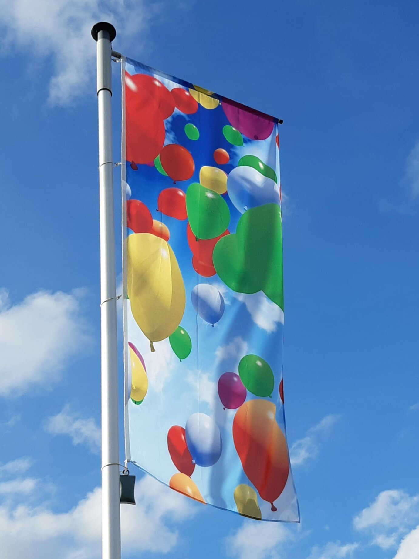 Auslegermast bunte Fahne mit Luftballons