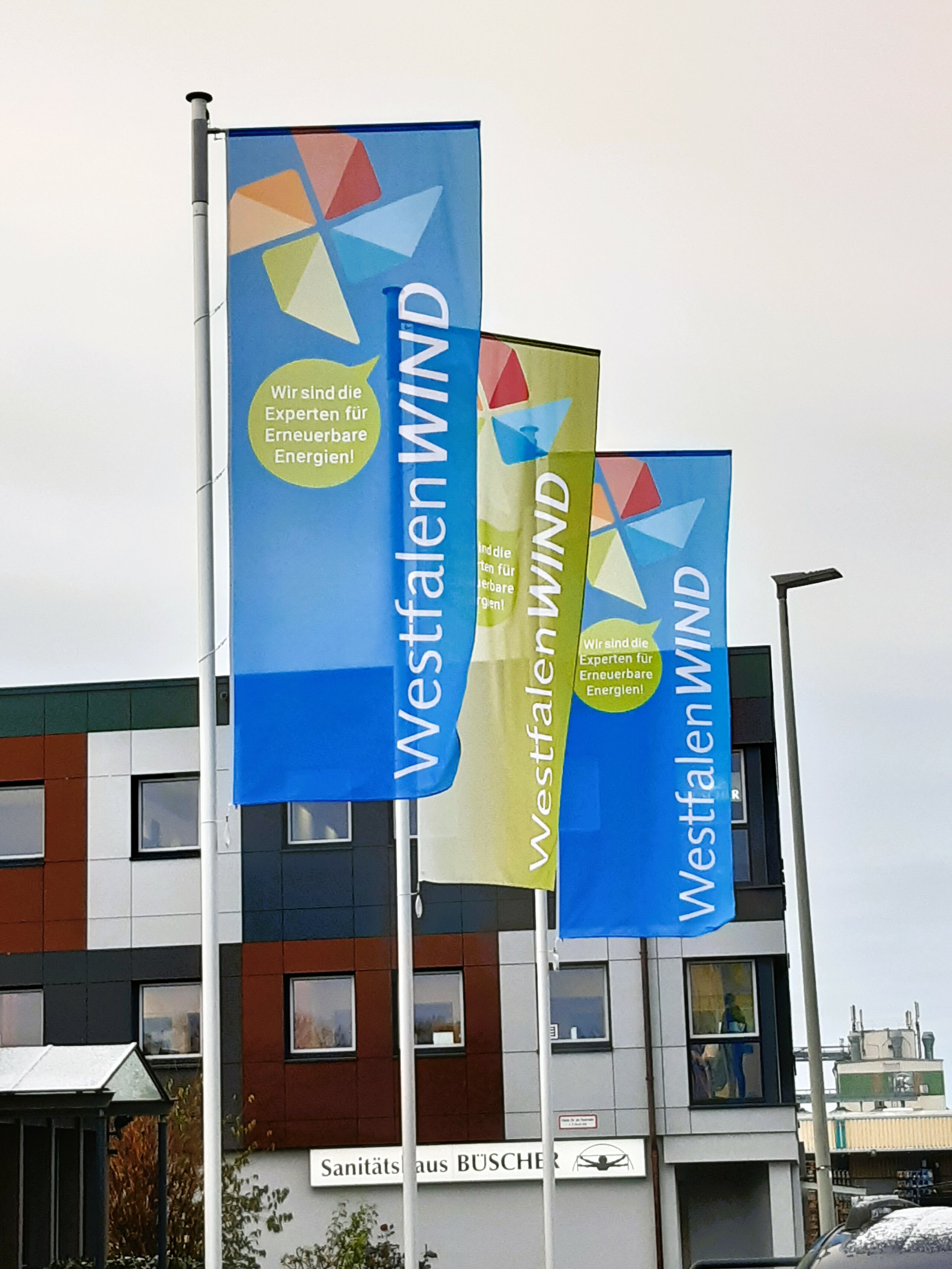 Westfalen Wind

2 x 3 Fahnenmasten

mit hissbarem Ausleger