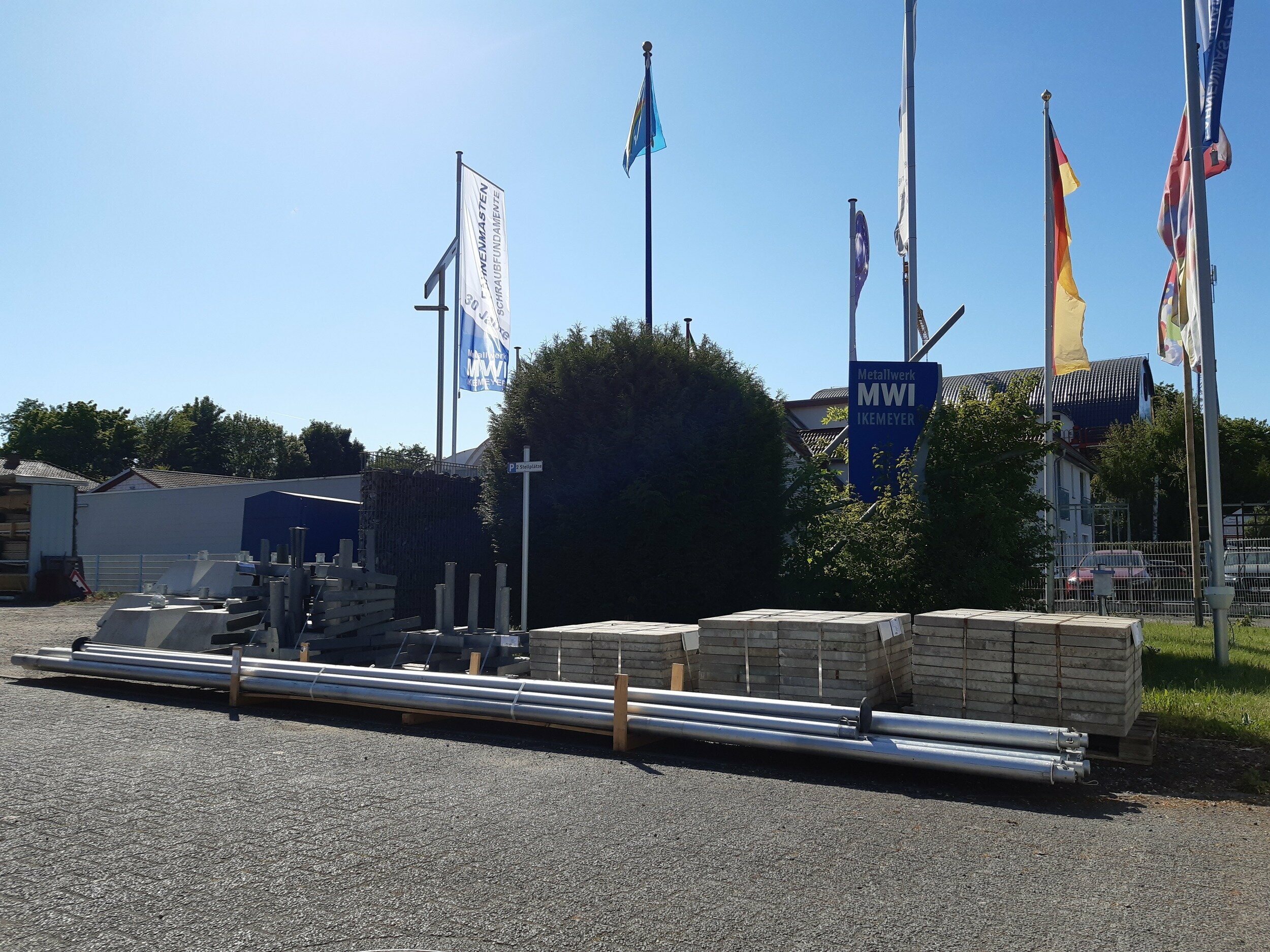 IAF 2025 Leih-Fahnenmasten, Ständer und Platten, Betonsockel