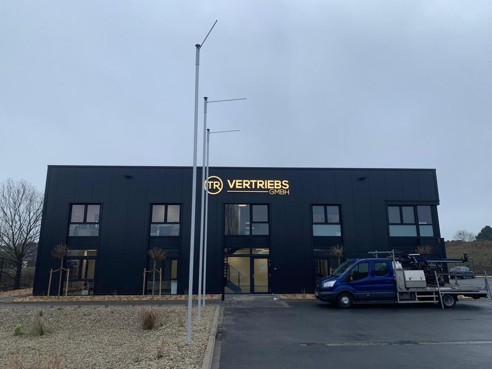 drei Fahnenmasten Höhe 8,00m mit Drehausleger montiert mit Schraubfundamenten für TR Vertriebs GmbH Bad Meinberg