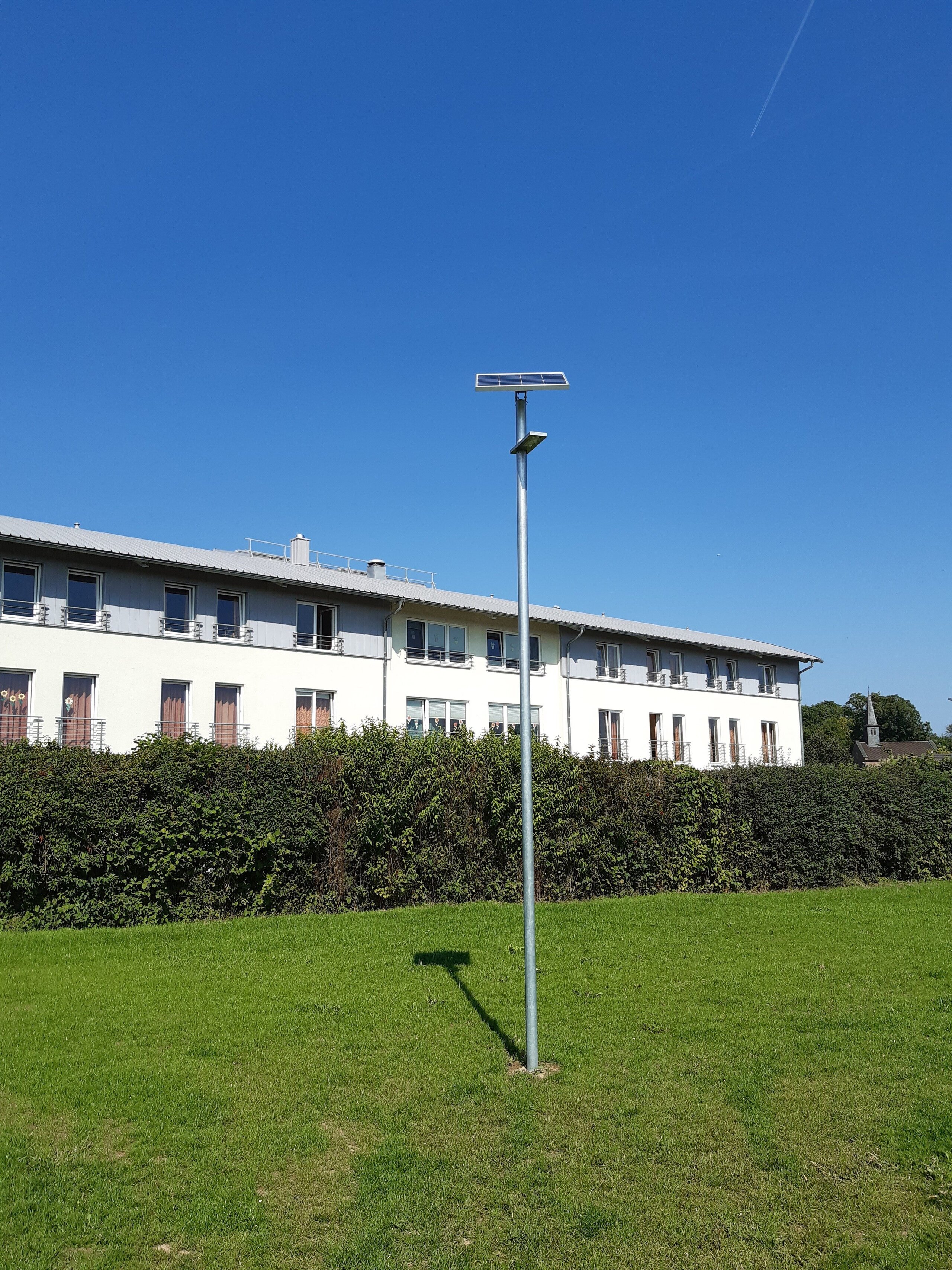 MWI Solarleuchte montiert mit Schraubfundament auf einem Spielplatz