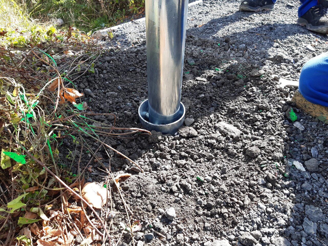 Solar-Lichtmast montiert in Schraubfundament G114