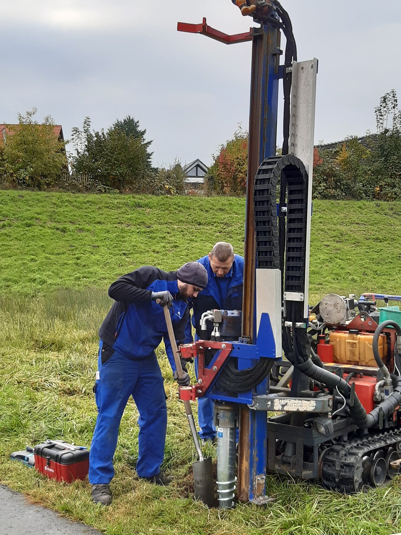 Montage eines Schraubfundaments G114 mit Spezial-Dumper, zwei Monteure im Einsatz