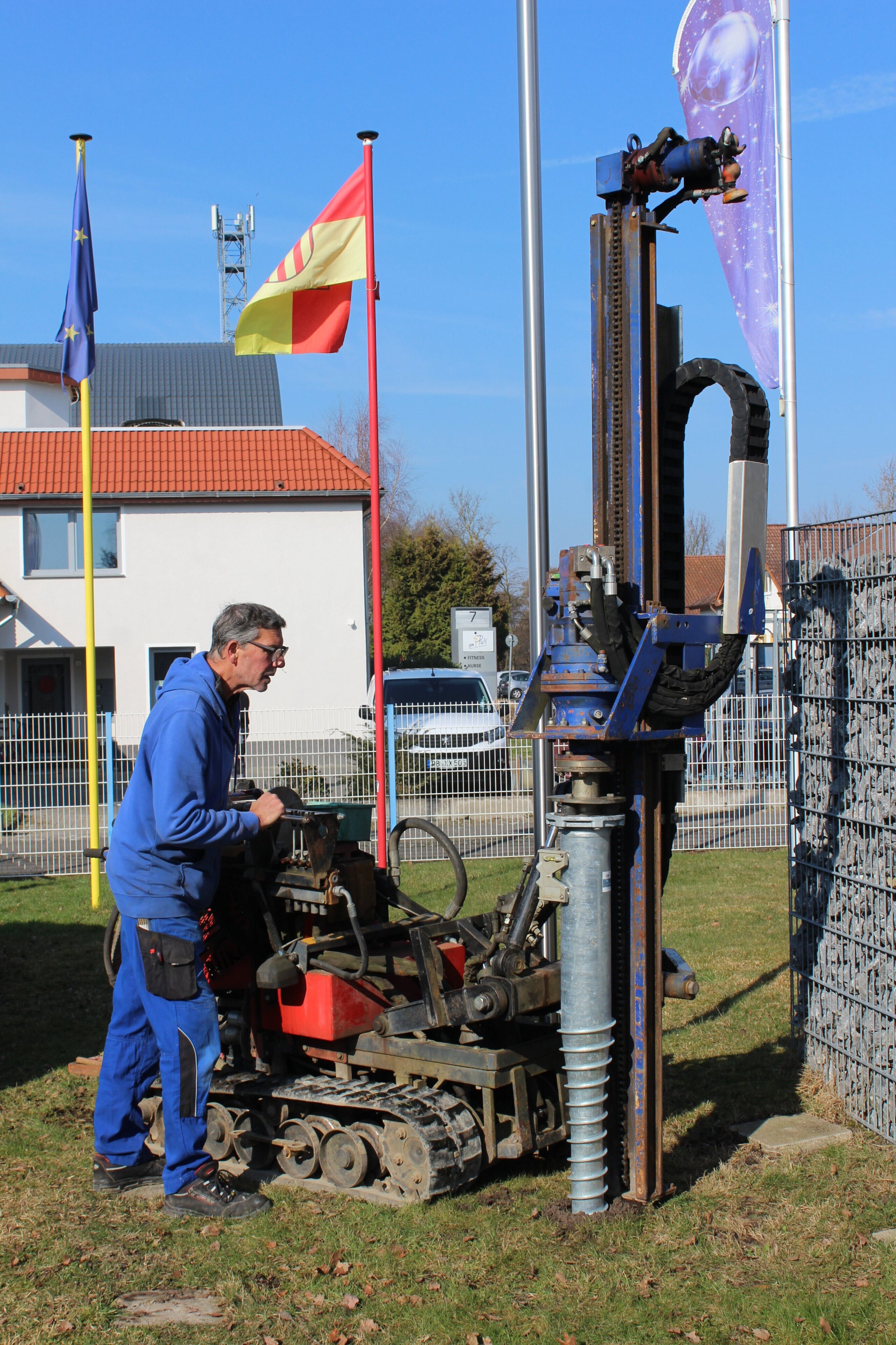 Monteur mit Dumper montiert Schraubfundament KSF E 140