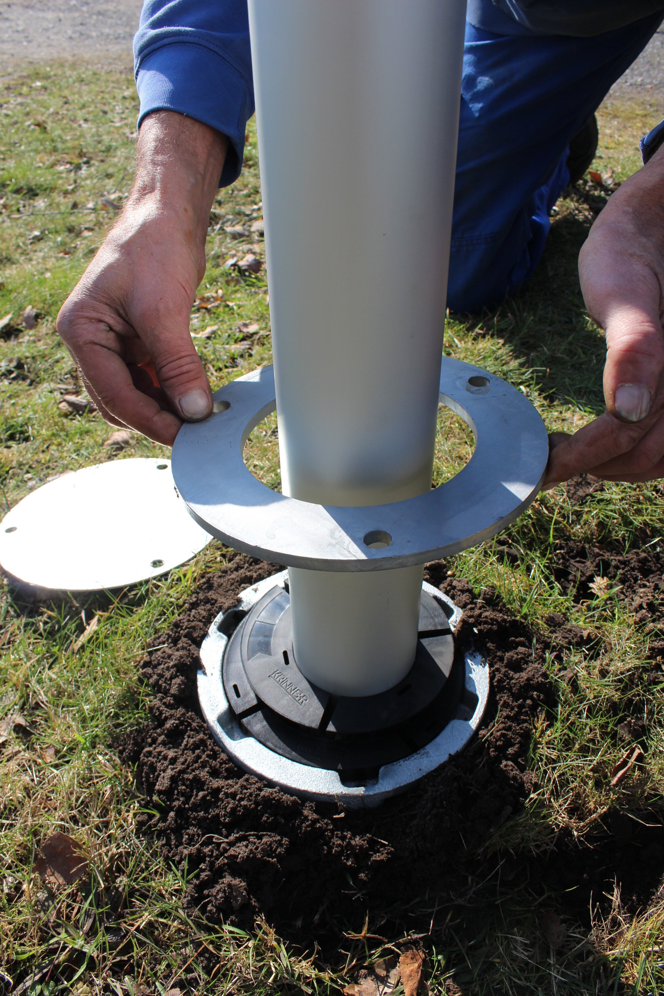 Aufstellen und Montieren eines Fahnenmastens mit Ø90mm in Schraubfundament KSF E 140
