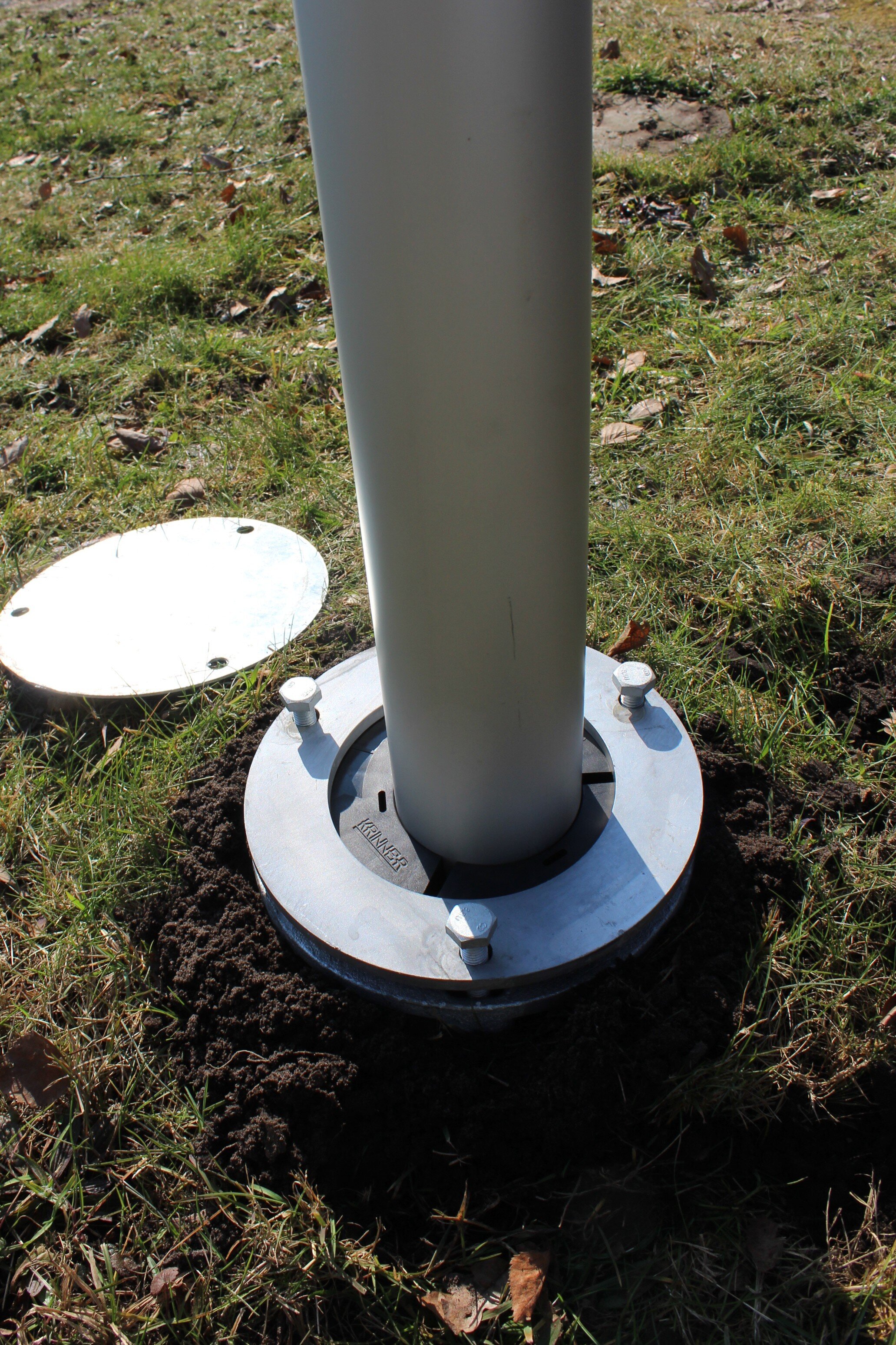 Schraubfundament KSF E 140 mit Fahnenmast Ø90mm montiert mittels Exzentersatz