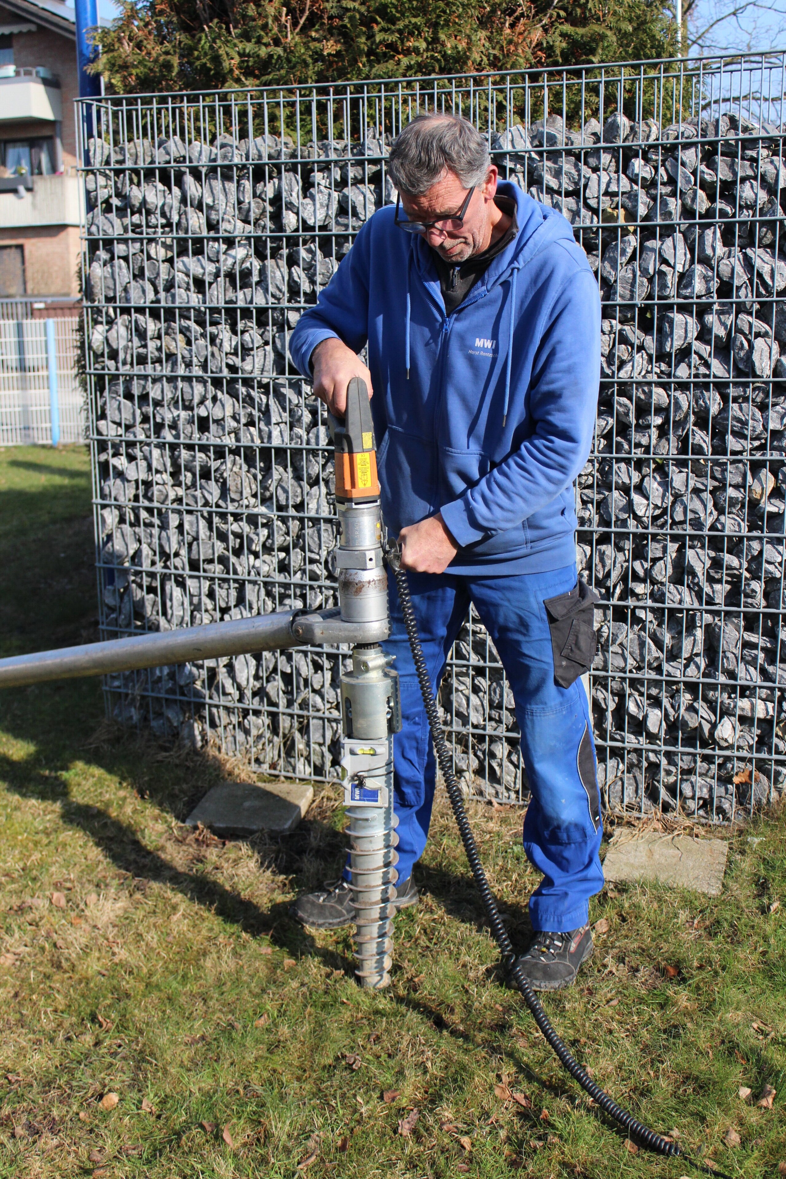 Montage Schraubfundament mit Hand-Eindrehmaschine KR20 in Rasenfläche