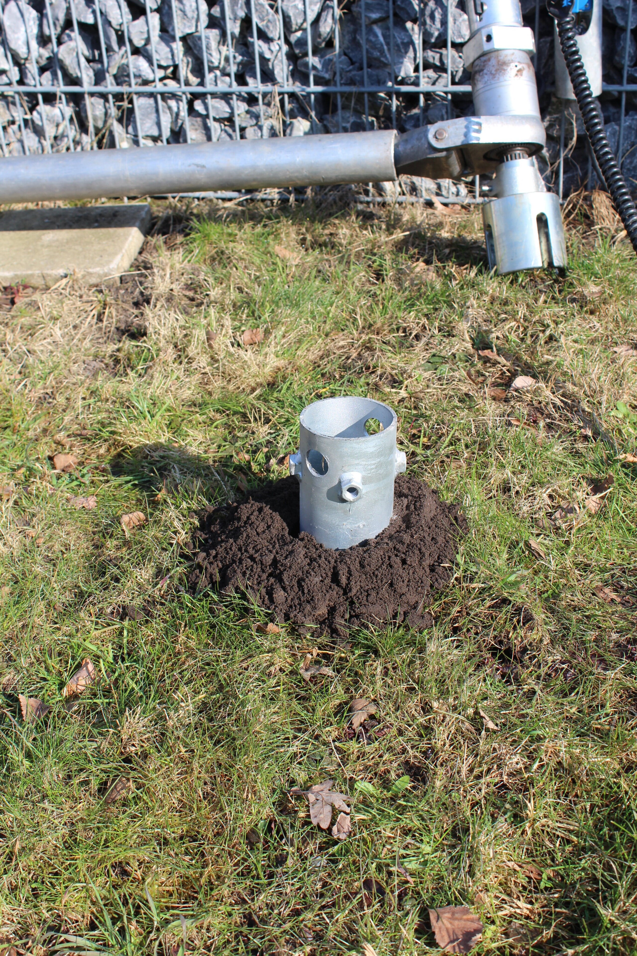 Schraubfundament G89 in Rasenfläche montiert mit Hand-Eindrehmaschine KR20
